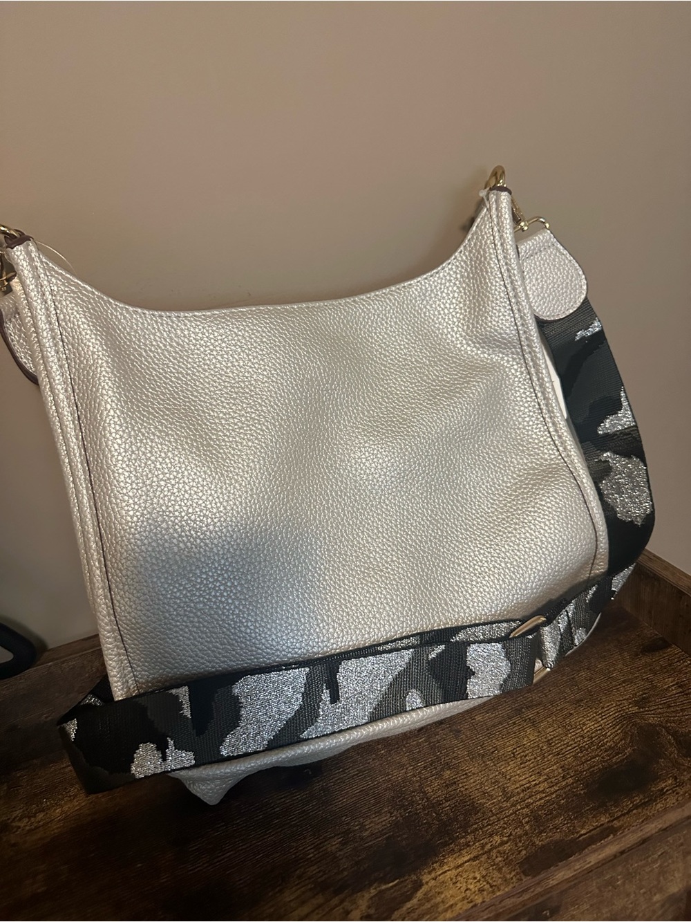 Elegant Metallic Silver Pebbled Shoulder Bag with Camouflage Strap
